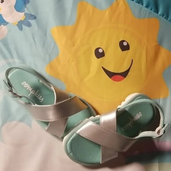 GIRLS Criss Cross Sandals - Picture 1 of 3